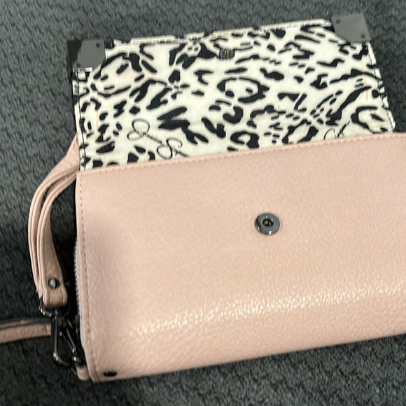💙2/$15 or 3/$20 - wristlet - Picture 2 of 5